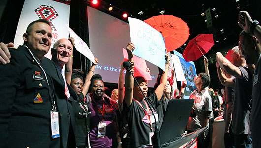 Manifestantes sobre el escenario, con dignatarios y el juez Edwin Cameron en AIDS2016. Foto: International AIDS Society/Abhi Indrarajan 